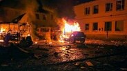 Feuerwehrleute löschen ein Feuer nach einem russischen Drohnenangriff in Kupjansk in der Region Charkiw (Ukraine). © AP/dpa Foto: Uncredited/Ukrainian Emergency Service