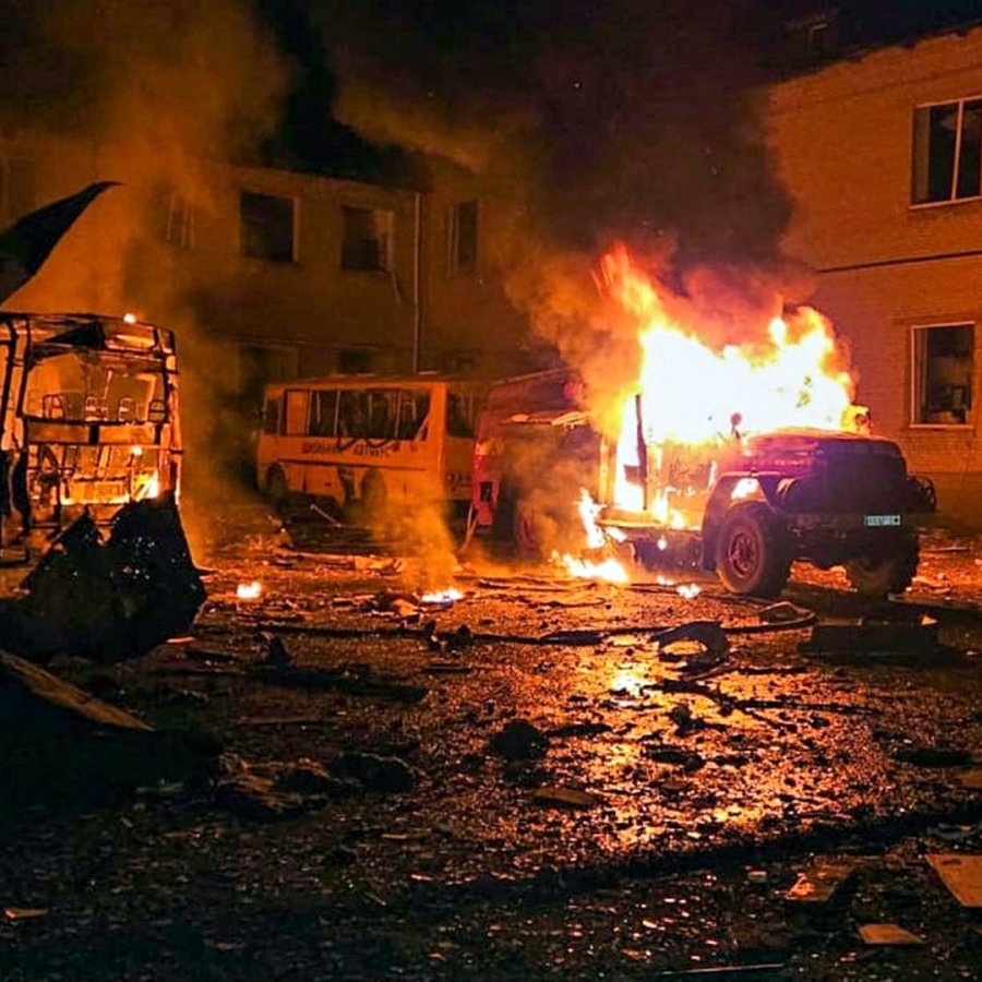 Feuerwehrleute löschen ein Feuer nach einem russischen Drohnenangriff in Kupjansk in der Region Charkiw (Ukraine). © AP/dpa Foto: Uncredited/Ukrainian Emergency Service