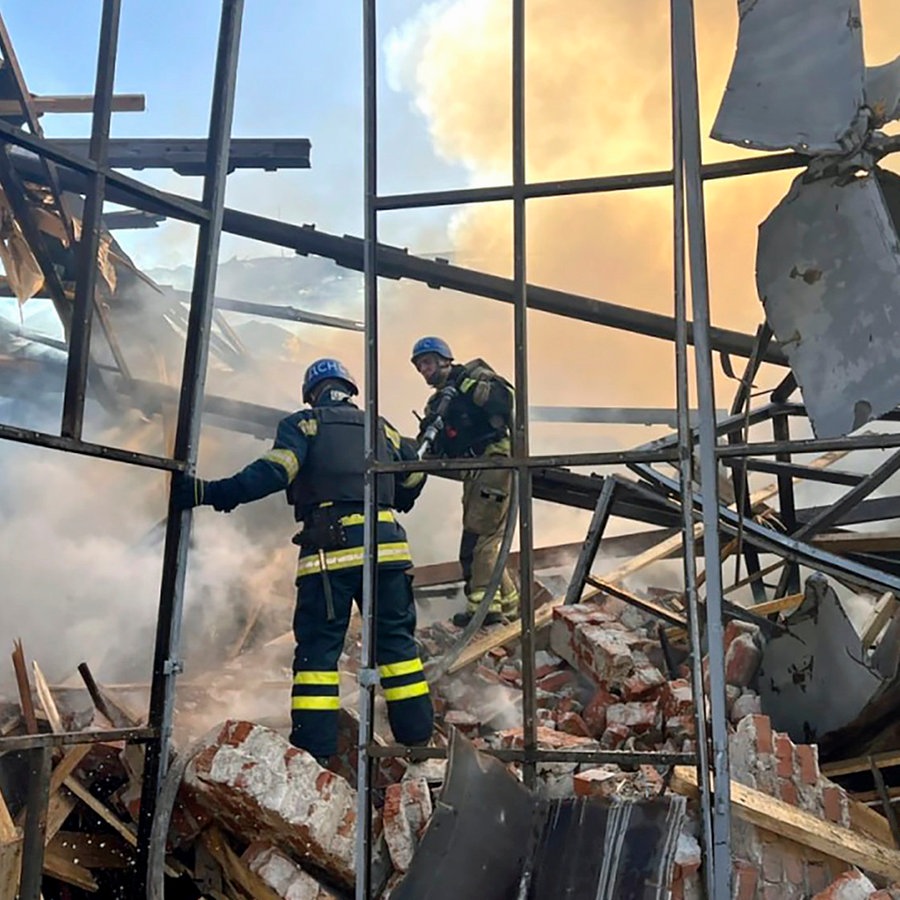 Rettungskräfte arbeiten in Krywyj Rih (Region Dnipropetrowsk, Ukraine), nachdem erneut Drohnen und Raketen eingeschlagen sind. © Uncredited/Ukrainian Emergency Service/AP/dpa 