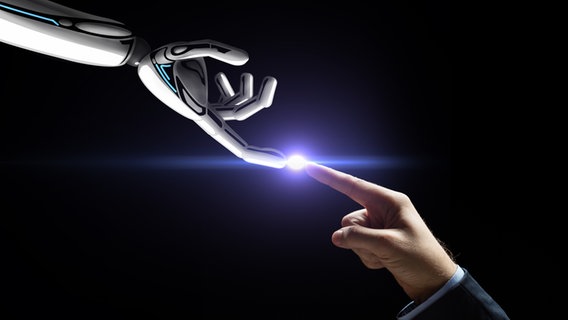 Roboter und menschliche Hand verbinden Finger auf schwarzem Hintergrund © picture alliance / Zoonar | lev dolgachov Foto: lev dolgachov