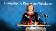 EKD-Ratsvorsitzende Annette Kurschus spricht bei einer persönlichen Erklärung zum Vorwurf von sexuell übergriffigem Verhalten eines früheren Kirchenmitarbeiters. © dpa Foto: Christoph Reichwein