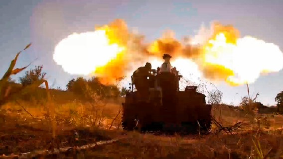 Auf diesem vom russischen Verteidigungsministeriumveröffentlichten Standbild aus einem Video feuern russische Soldaten an einem ungenannten Ort im russisch-ukrainischen Grenzgebiet Kursk mit einer Giatsint-S-Selbstfahrlafette auf ukrainische Stellungen. © Russian Defense Ministry Press Service /dpa 