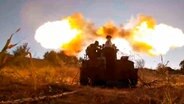 Auf diesem vom russischen Verteidigungsministeriumveröffentlichten Standbild aus einem Video feuern russische Soldaten an einem ungenannten Ort im russisch-ukrainischen Grenzgebiet Kursk mit einer Giatsint-S-Selbstfahrlafette auf ukrainische Stellungen. © Russian Defense Ministry Press Service /dpa 