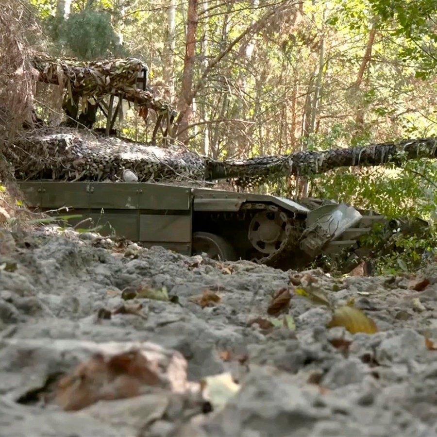 Auf diesem vom russischen Verteidigungsministeriumveröffentlichten Foto nimmt ein russischer Panzer im russisch-ukrainischen Grenzgebiet in der Region Kursk (Russland) eine Feuerschutzstellung ein. © Uncredited/Rusian Defense Ministry Press Service/AP/dpa 
