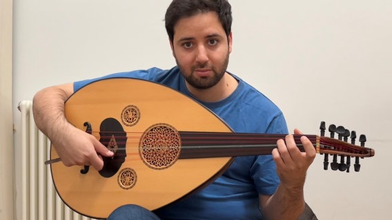 Der Deutsch-Palästinenser Bakr Khleifi mit der Oud, der arabischen Kurzhalslaute. © ARD/RBB Foto: Sigrid Hoff