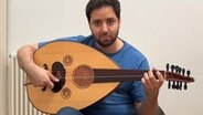 Der Deutsch-Palästinenser Bakr Khleifi mit der Oud, der arabischen Kurzhalslaute. © ARD/RBB Foto: Sigrid Hoff