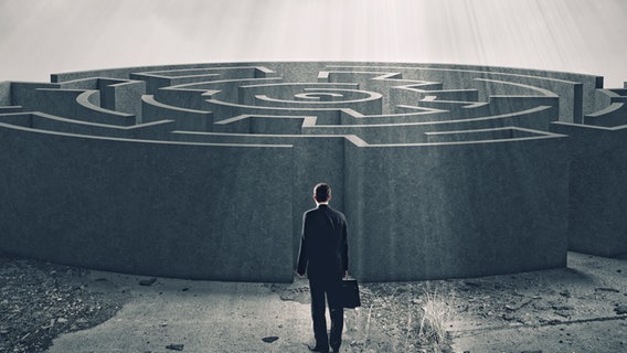 Ein Mann steht vor dem Eingang eines Labyrinths. © picture alliance / Sergey Nivens/Shotshop | Sergey Nivens Foto: Sergey Nivens