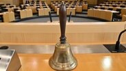 Die Glocke des Landtagspräsidenten steht auf einem Tisch vor der konstituierenden Sitzung des Thüringer Landtags. © dpa Foto: Martin Schutt