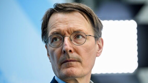 Ein Porträtbild von Bundesgesundheitsminister Karl Lauterbach (SPD). © dpa Foto: Bernd von Jutrczenka