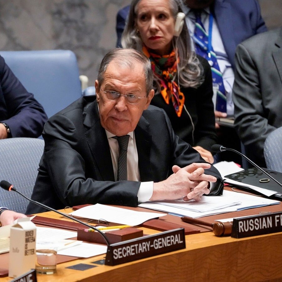 Antonio Guterres, Generalsekretär der Vereinten Nationen, und Sergej Lawrow (r), Außenminister von Russland, bei einer Sitzung des UN-Sicherheitsrats im Hauptquartier der Vereinten Nationen. © picture alliance/dpa/AP | John Minchillo Foto: pictJohn Minchillo