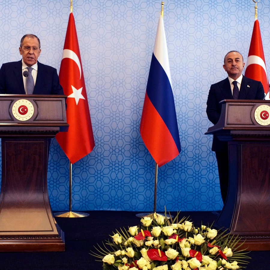 Der Außenminister von Russland, Sergej Lawrow (links), und der Außenminister der Türkei, Mevlüt Cavusoglu (rechts), geben nach ihren Gesprächen eine gemeinsame Pressekonferenz in Ankara (Türkei). © AP/dpa Foto: Burhan Ozbilici