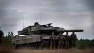 Ein Leopard 2 Panzer der
Bundeswehr steht im Camp Adrian Rohn. © picture alliance Foto: Michael Kappeler