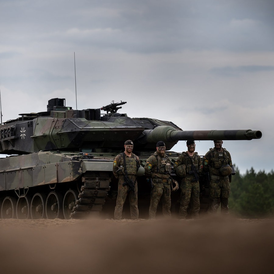 Ein Leopard 2 Panzer der
Bundeswehr steht im Camp Adrian Rohn. © picture alliance Foto: Michael Kappeler