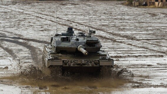 Ein Kampfpanzer der Bundeswehr vom Typ Leopard 2A6 fährt während einer Gefechtsvorführung über den Übungsplatz. © picture alliance/dpa | Philipp Schulze Foto: Philipp Schulze