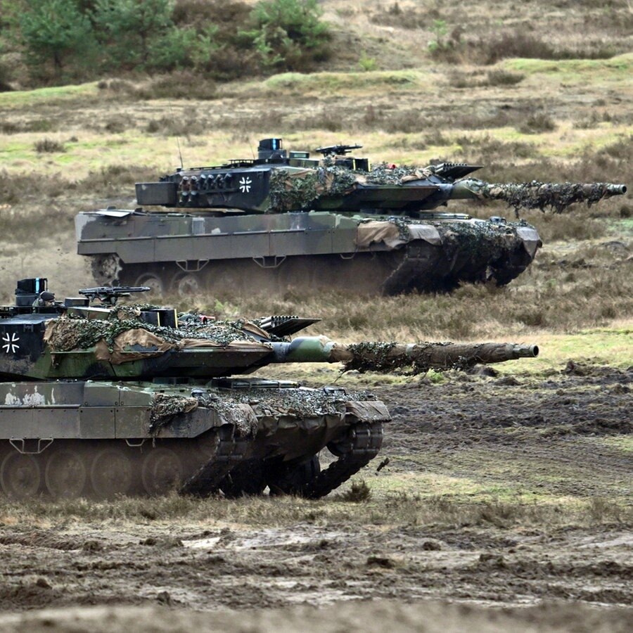 Zwei Leopard 2A6 des Panzerbataillon 203 der Bundeswehr fahren über den Truppenübungsplatz Senne (Augustdorf, Nordrhein-Westfalen). © dpa Foto: Federico Gambarini