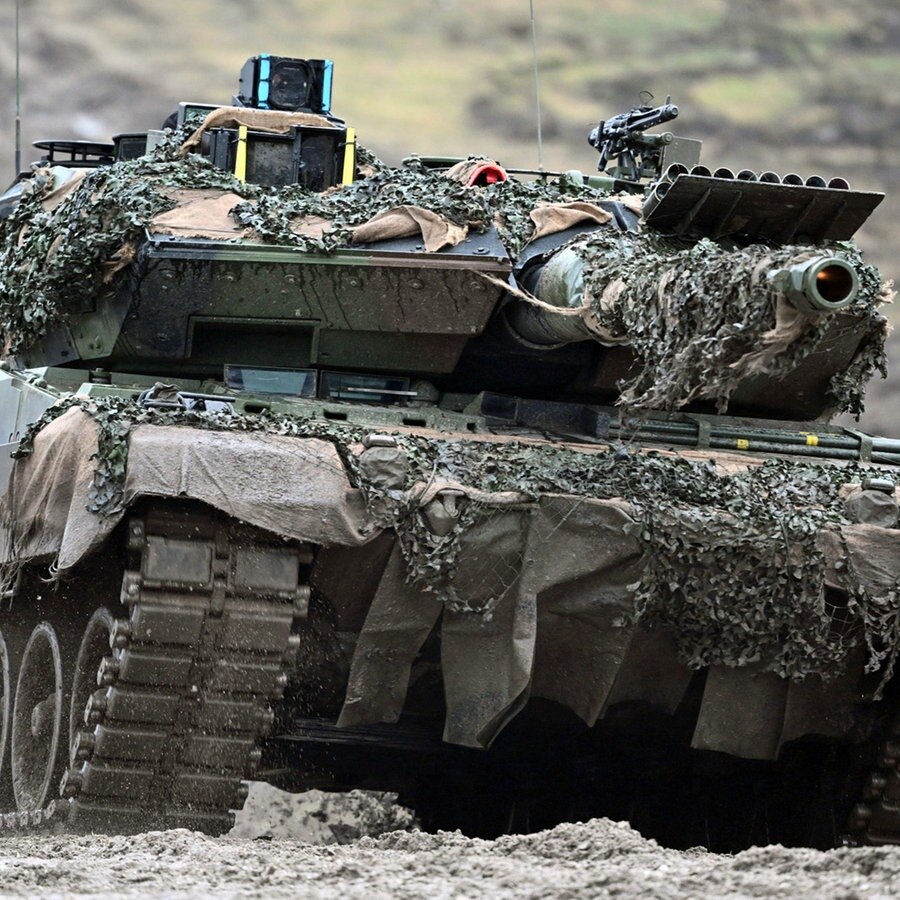 Ein Leopard 2A6 des Panzerbataillon 203 der Bundeswehr fährt über den Truppenübungsplatz Senne (Augustdorf, Nordrhein-Westfalen). © dpa Foto: Federico Gambarini