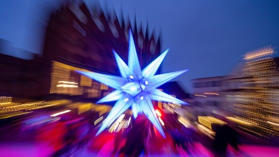 Ein leuchtender Weihnachtsstern © picture alliance/dpa Foto: Stefan Sauer