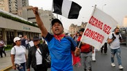 Anhänger des ehemaligen peruanischen Präsidenten Pedro Castillo demonstrieren in Lima (Peru). © AP/dpa Foto: Martin Mejia