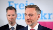 Christian Lindner äußert sich bei der
Wahlparty der Freien Demokraten im HansDietrich-Genscher-Haus zu
den ersten Prognosen für die Bundestagswahl. © picture alliance Foto: Bernd von Jutrczenka