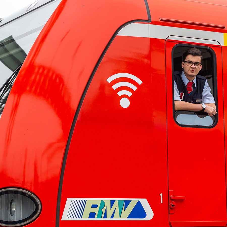 S-Bahn-Lokführer bei der Deutschen Bahn, schaut aus dem Fenster einer S-Bahn. © dpa Foto: Silas Stein