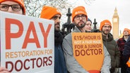 Angehende Ärzte demonstrieren in London. © picture alliance Foto: zumapress