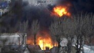 Schwarze Rauchwolken und Feuer über Öllager nach Angriff in Lwiw © pictue alliance Foto: Kyodo