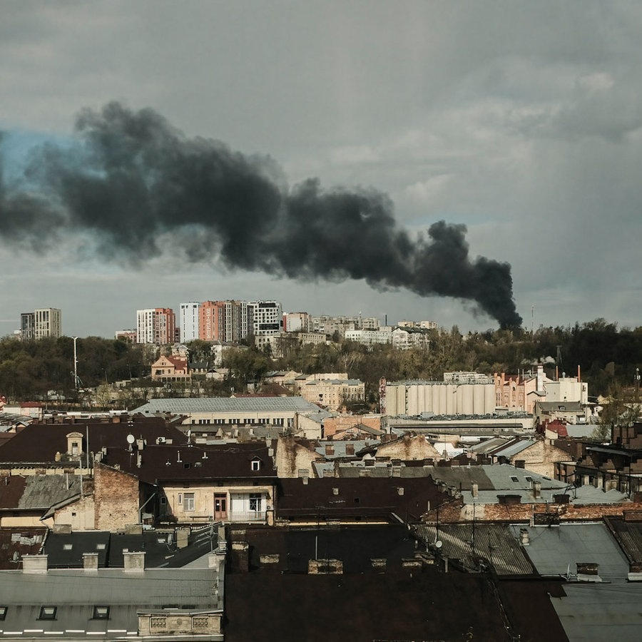 In Lwiw in der Ukraine werden zivile Ziele in der Nähe der Innenstadt angegriffen. © picture alliance Foto: Matthew Hatcher