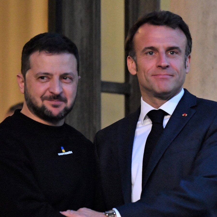 Der ukrainische Präsident Wolodymiyr Selenskyj und der französische Präsident Emmanuel Macron bei einem Treffen in Paris. © picture alliance / abaca | McMay Steve/ABACA 