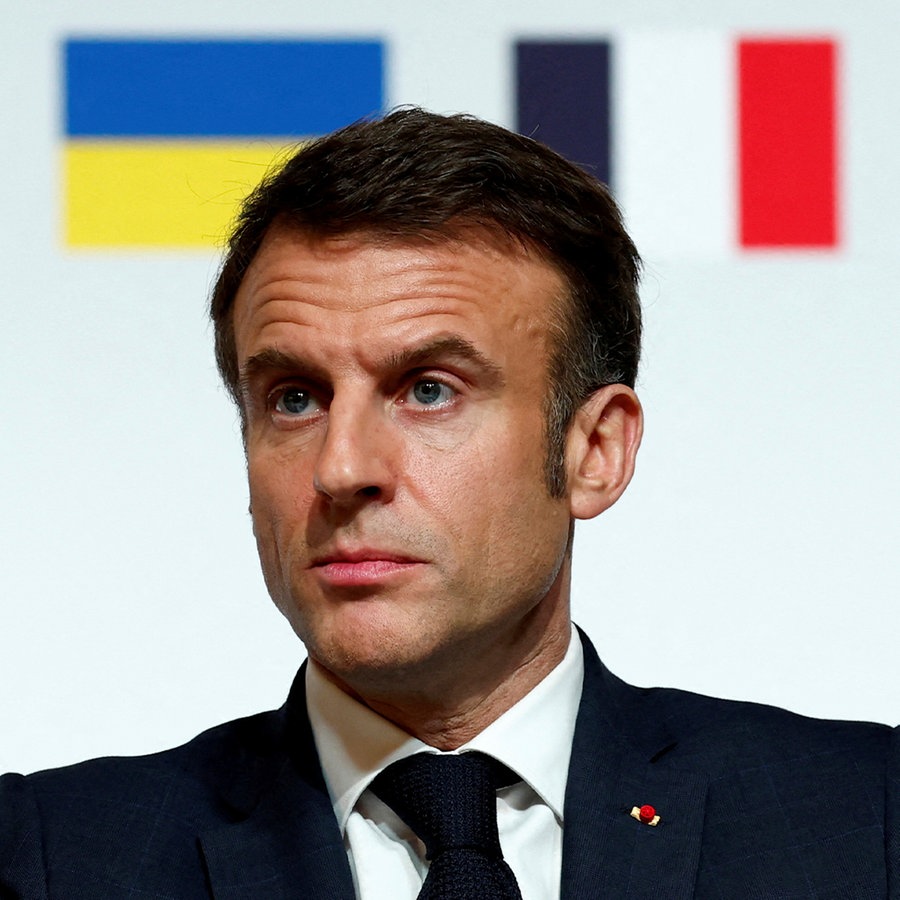 Der französische Präsident Emmanuel Macron spricht während einer Pressekonferenz im Elysee-Palast in Paris, Montag, 26. Februar 2024. © picture alliance / AP Foto:  Gonzalo Fuentes