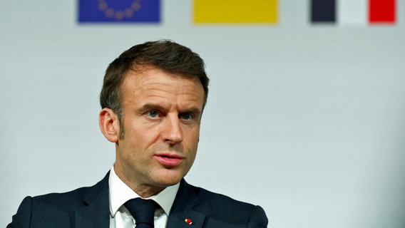 Der französische Präsident Emmanuel Macron spricht während einer Pressekonferenz im Elysee-Palast in Paris. © AP Foto: Gonzalo Fuentes