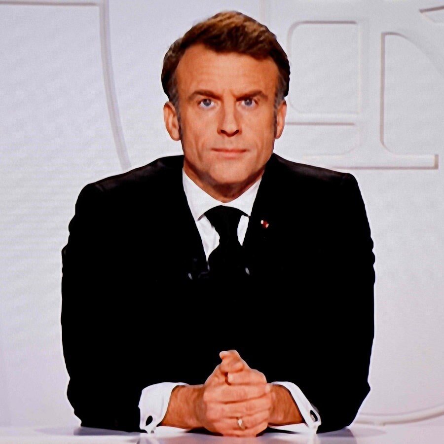 Frankreichs Präsident Emmanuel Macron im französischen Fernsehen bei seiner Rede an die Nation. © AFP/dpa Foto: Ludovic Marin