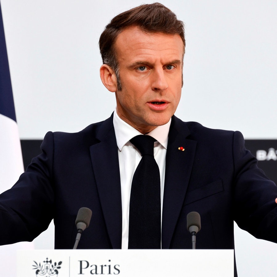 Frankreichs Präsident Emmanuel Macron hält nach dem Gipfel der sogenannten "Koalition der Willigen" im Elysee-Palast eine Rede. © POOL AFP/AP/dpa Foto: Ludovic Marin