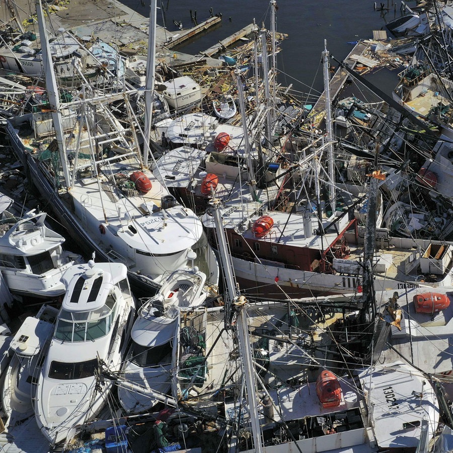 Eine Luftaufnahme zeigt Boote und Schiffe in einem Jachthafen in der Nähe von Fort Myers Beach (San Carlos Island, Florida, USA) übereinander liegend, die der Hurrikan Ian verursachte. © Getty Images/AFP Foto: Win McNamee