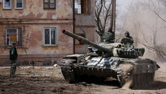 Russischer Panzer in der zerstörten Stadt Mariupol © picture alliance Foto: Sergei Bobylev