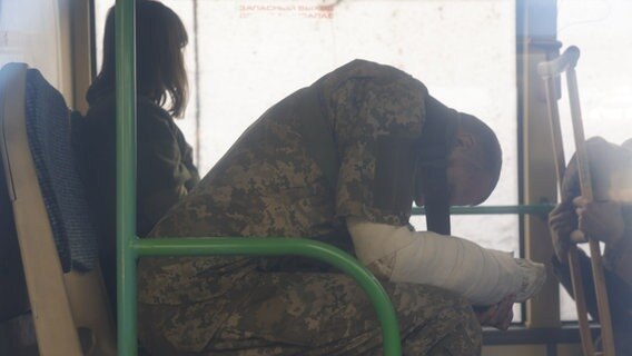 Befreiter Soldat des Asow-Regiments auf dem Weg von Mariupol in russische Gefangenschaft. © picture alliance Foto: Leon Klein