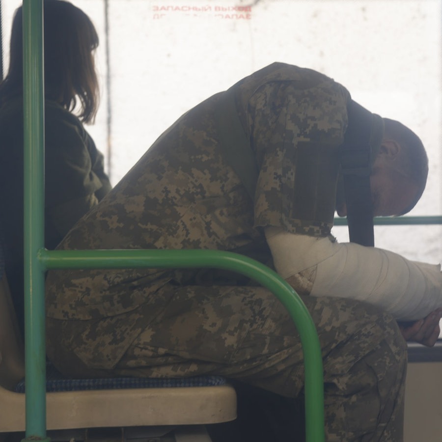 Befreiter Soldat des Asow-Regiments auf dem Weg von Mariupol in russische Gefangenschaft. © picture alliance Foto: Leon Klein