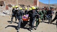 Rettungskräfte bergen die Leiche eines Erdbebenopfers. © dpa Foto: Khaled Nasraoui
