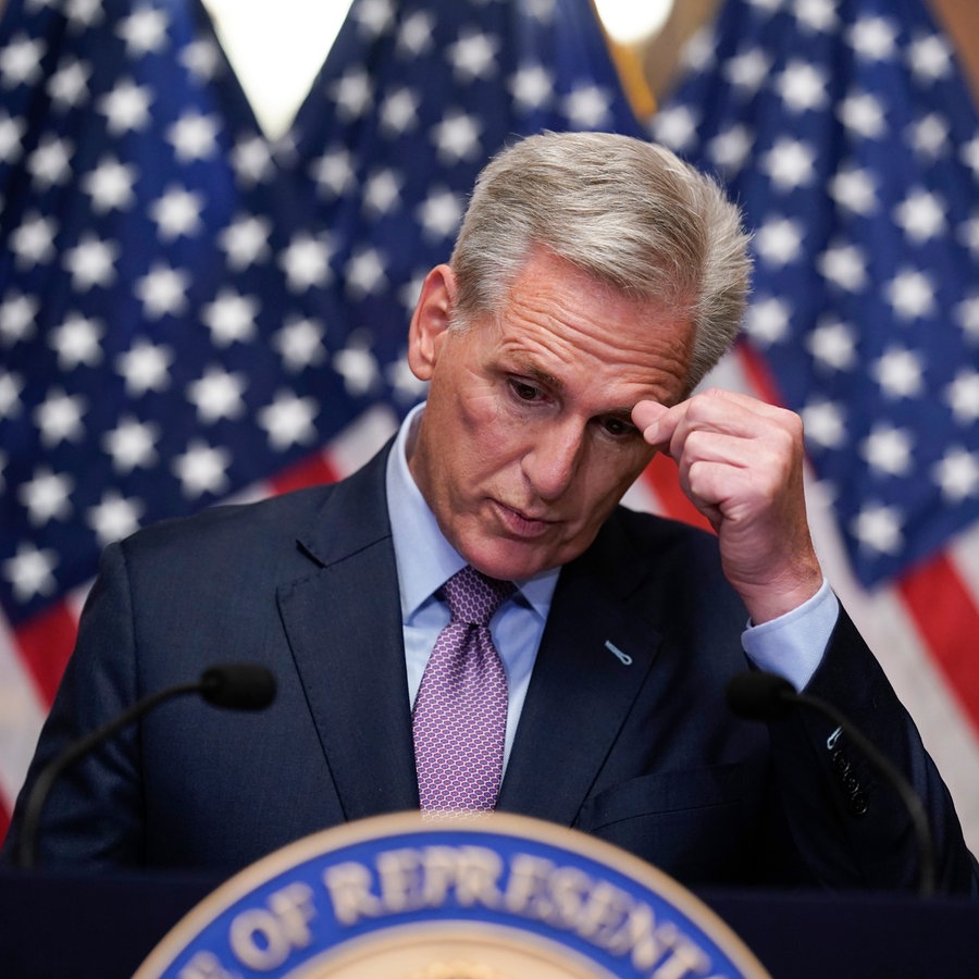 Kevin McCarthy, Abgeordneter und ehemals Vorsitzender des US-Repräsentantenhauses, spricht zu Reportern, Stunden nachdem er als Sprecher des Repräsentantenhauses abgesetzt wurde. © AP/dpa Foto: J. Scott Applewhite