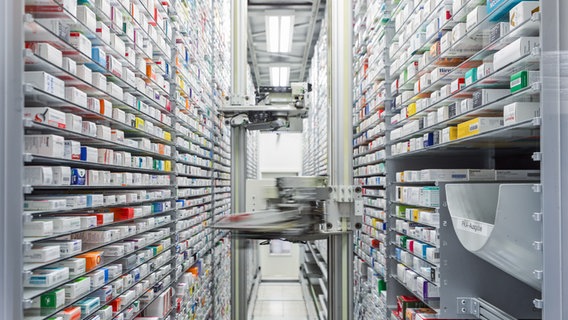 Ein Blick in das automatisierte Medikamentenlager einer Apotheke. © picture alliance/dpa/dpa-Zentralbild | Jan Woitas Foto: Jan Woitas