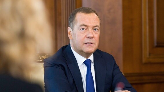 Der russische Ex-Präsident Medwedew gibt Journalisten in Moskau ein Interview. © picture alliance Foto: Yekaterina Shtukina