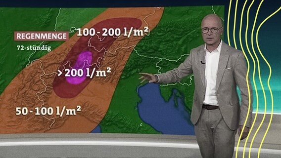 Der Wettermoderator Karsten Schwanke zeigt an einer Wetterkarte die Vorhersage. © ARD 