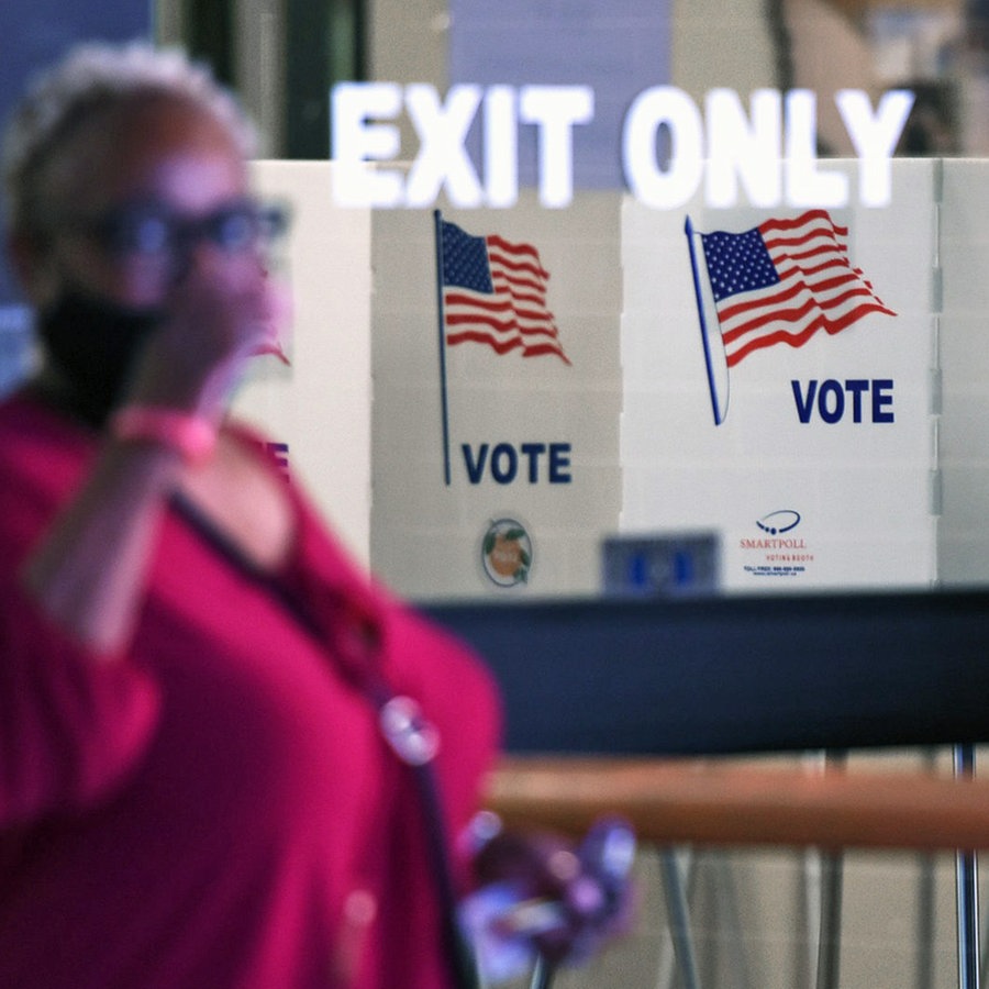 Eine Frau verlässt am ersten Tag der vorzeitigen Stimmabgabe für die Midterm-Zwischenwahlen 2022 das Büro des Wahlleiters von Orange County. © dpa Foto: Paul Hennessy