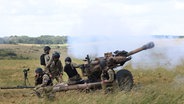 Britische Soldaten unterrichten Mitglieder der ukrainischen Streitkräfte in der Bedienung leichter Geschütze vom Typ L119 der neuseeländischen Verteidigungskräfte und der britischen Armee. (Archivbild) © picture alliance/dpa/PA Wire | Tim Merry/Daily Express Foto: Tim Merry