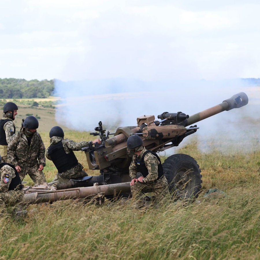 Britische Soldaten unterrichten Mitglieder der ukrainischen Streitkräfte in der Bedienung leichter Geschütze vom Typ L119 der neuseeländischen Verteidigungskräfte und der britischen Armee. (Archivbild) © picture alliance/dpa/PA Wire | Tim Merry/Daily Express Foto: Tim Merry