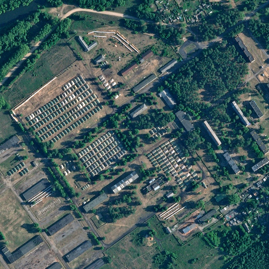 Dieses Satellitenbild zeigt kürzlich errichtet Zelte auf einem ehemaligen Militärstützpunkt außerhalb der belarussischen Stadt Osipowitschi (Belarus). © Uncredited/Planet Labs PBC/AP/dpa 