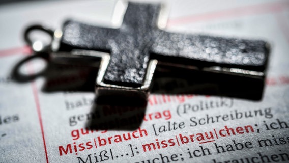 Kreuz auf einem Wörterbuch mit dem Wort Missbrauch. © Bildagentur-online/Ohde Foto: Bildagentur-online/Ohde