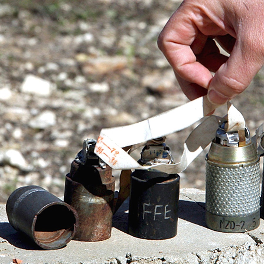 Verschiedene Arten von nicht explodierten Sreubomben und Minen. © dpa Foto: Nabil Mounzer
