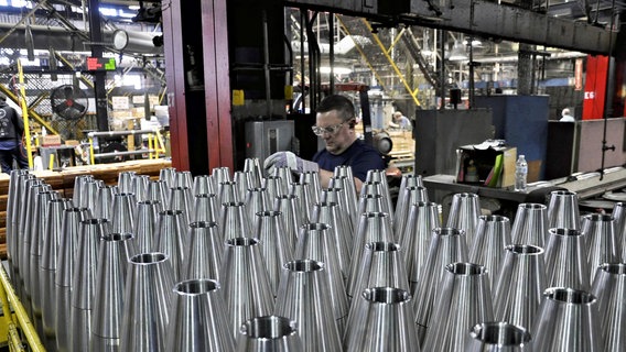 Ein Arbeiter der Scranton Army Ammunition
Fabrik in Scranton, Pennsylvania, kontrolliert Munition. © picture alliance Foto: Keita Ikeda