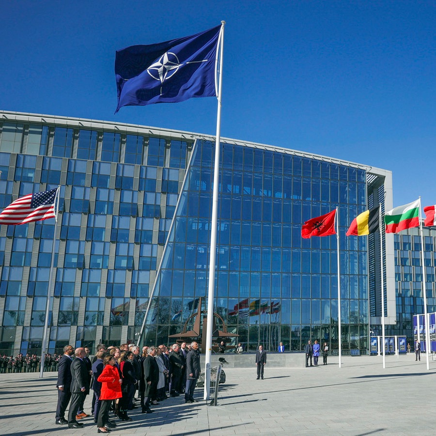Die Nato-Außenminister stehen vor den Flaggen der Nato-Mitgliedsstaaten am Nato-Hauptquartier für ein Foto zusammen. © Pool EPA/AP/dpa Foto: Olivier Matthys