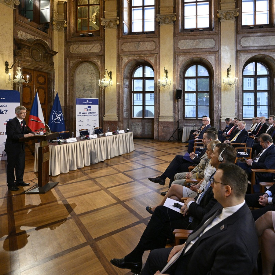 Senatspräsident Milo Vystrèil spricht bei einer öffentlichen Debatte anlässlich des 75-jährigen Bestehens der Nato am Rande des informellen Treffens der Außenminister der NATO-Mitgliedstaaten in Prag. © CTK/dpa Foto: Kamaryt Michal